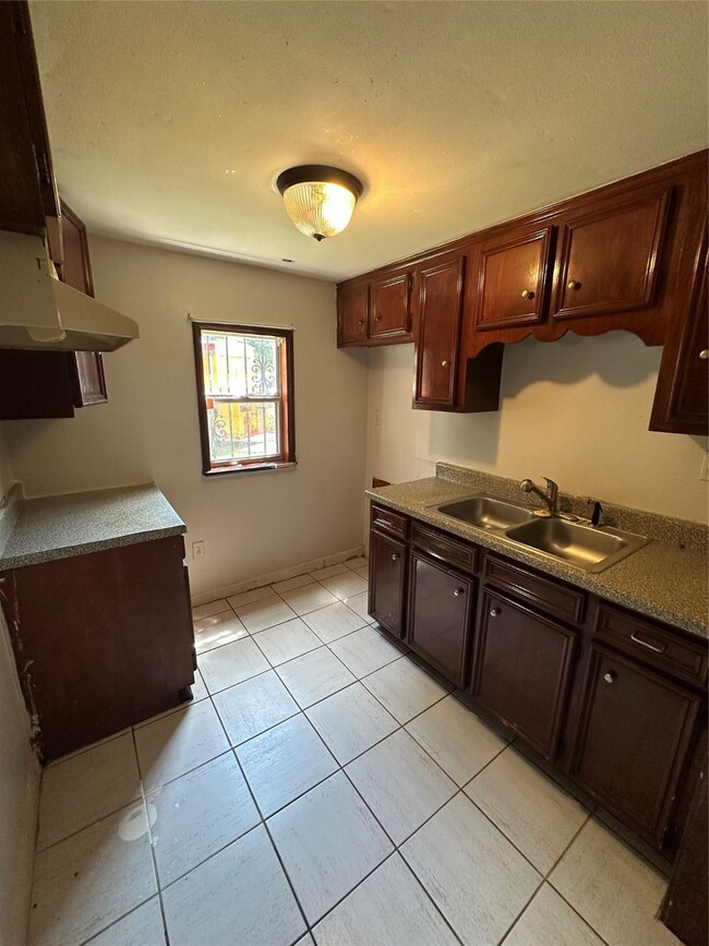 32 Farrell St unit 2, Houston, TX 77022 - photo 5