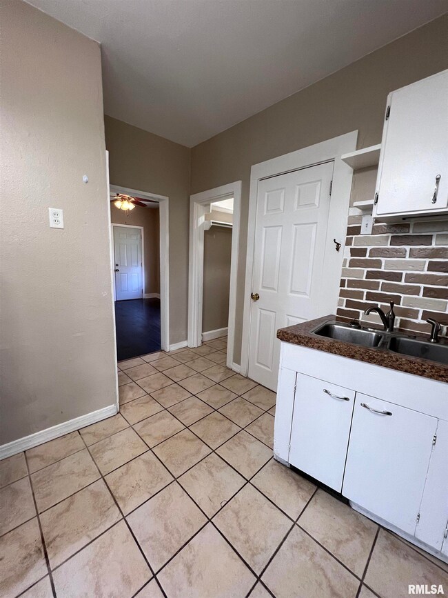 1621 W 7th St, Davenport, IA 52802 - photo 6