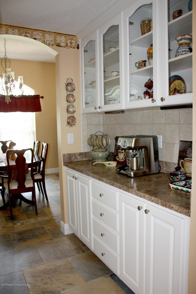 6-rQCWIX0CQl28NTFKeIzx_Butler_Pantry_1