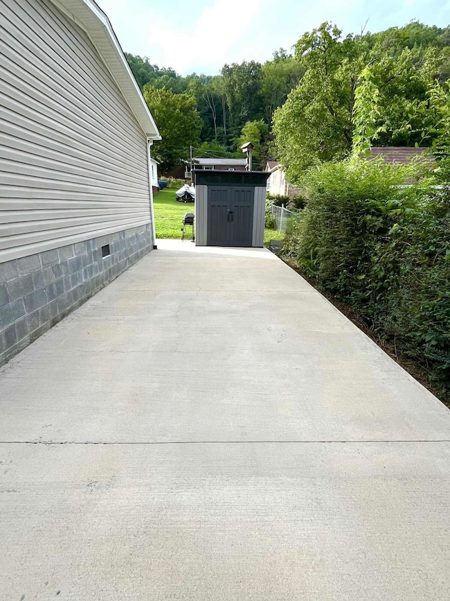 117 Lisa Ln, Evarts, KY 40828 - photo 5