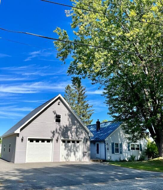 04-HomeDrivewayView