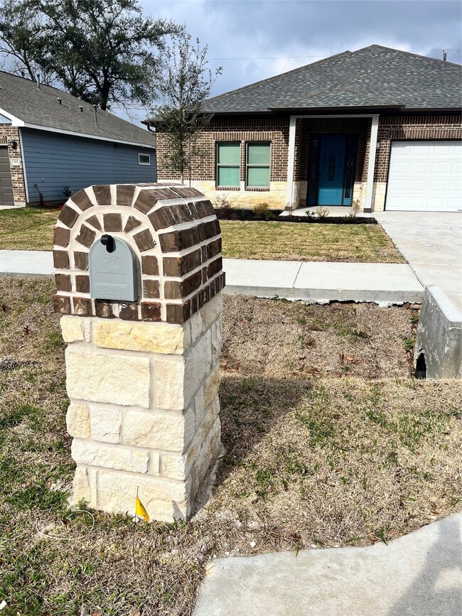 968 Junell St, Houston, TX 77088 - photo 2