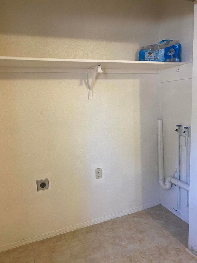 386 Mccune Rd unit Side Apt, El Paso, TX 79915 - photo 3