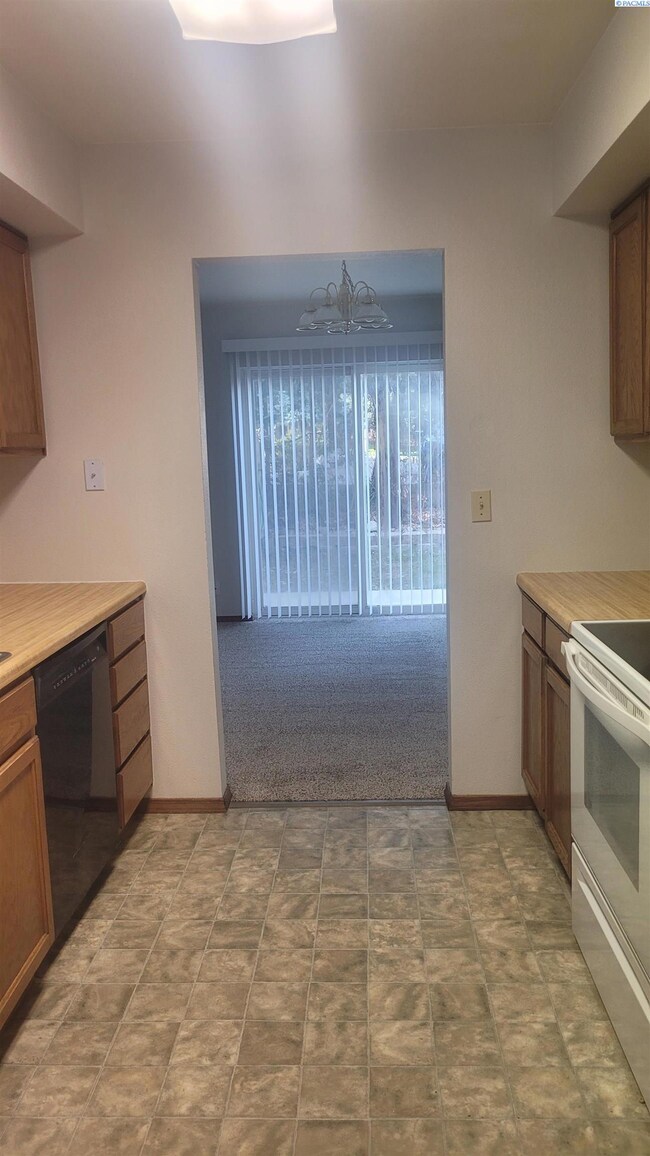 910 S Johnson St unit C, Kennewick, WA 99336 - photo 5