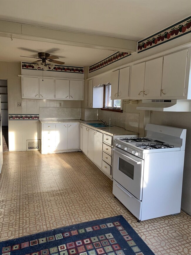 Nice sized eat-in kitchen