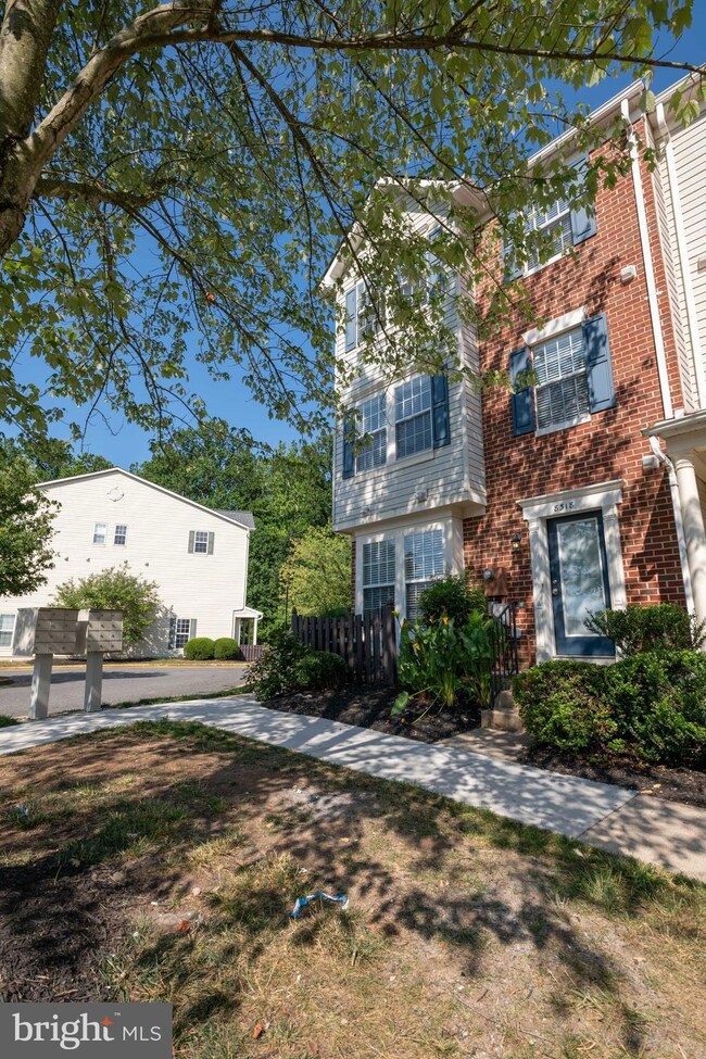 8318 Duck Hawk Way unit 10, Lorton, VA 22079 - photo 2