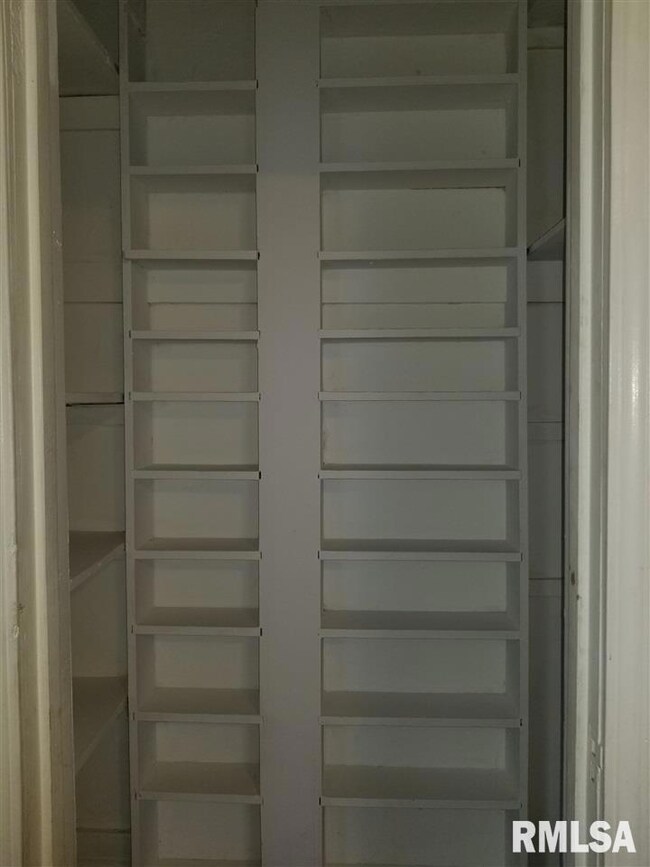 1301 1/2 Arlington Ave, Davenport, IA 52803 - photo 6