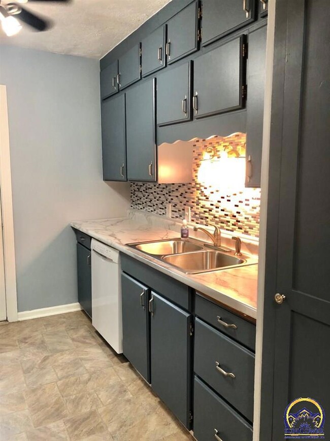 2015 SW Randolph Ave, Topeka, KS 66604 - photo 4