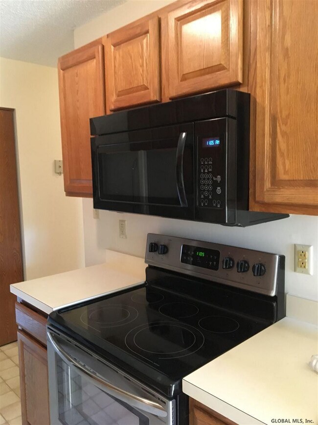 1702 Cambridge Manor Dr, Schenectady, NY 12302 - photo 3