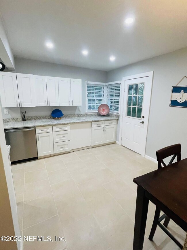 9621 Macarthur Ct S, Jacksonville, FL 32216 - photo 7