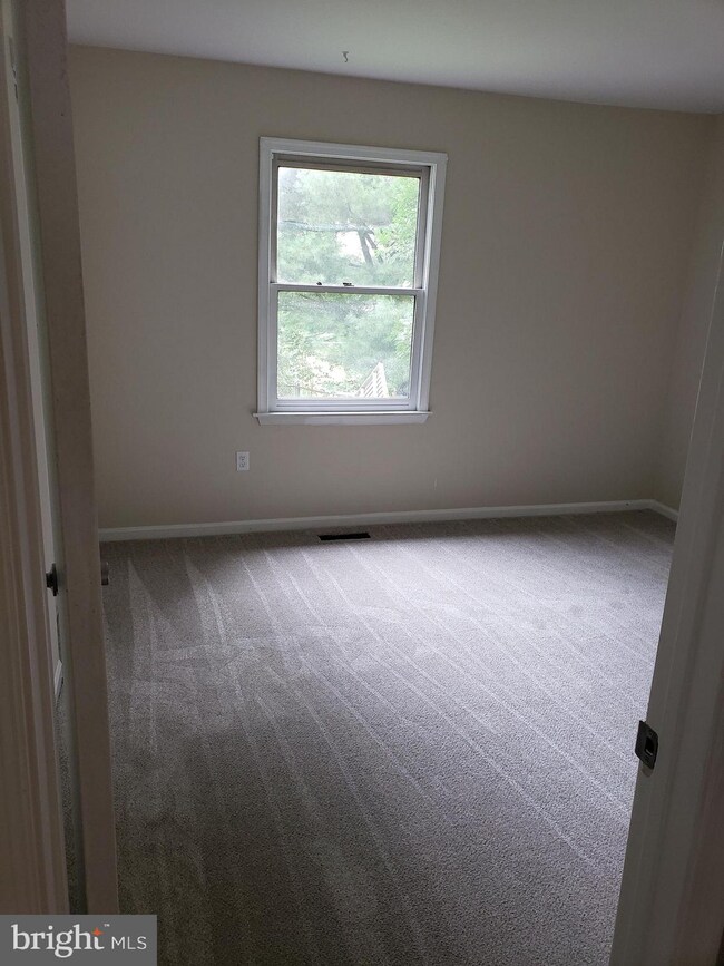 4410 Sylvan Dr, Reading, PA 19606 - photo 5