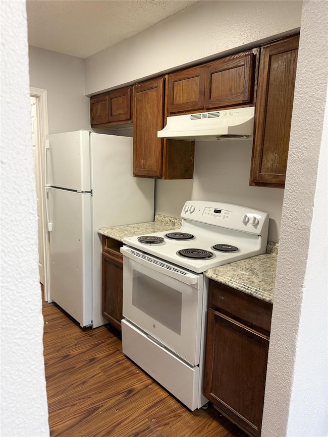 Kitchen with under cabinet range hood, white appl
