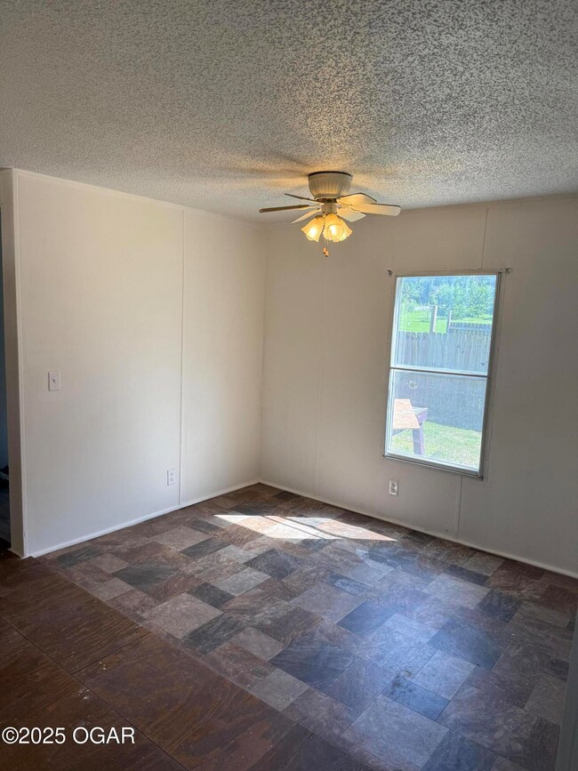 827 E Tahlequah Ave, Vinita, OK 74301 - photo 6