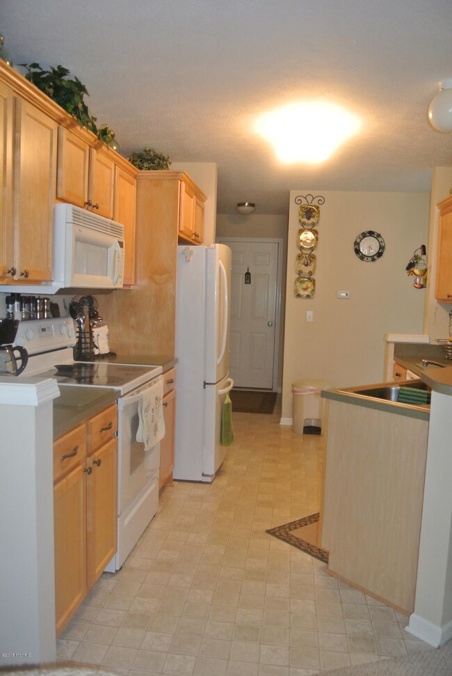 708 Stevenspoint SE unit 32, Byron Center, MI 49315 - photo 3