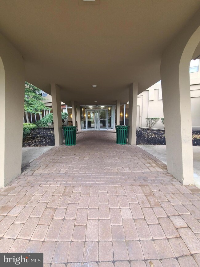 Radnor House unit 1019, Bryn Mawr, PA 19010 - photo 3