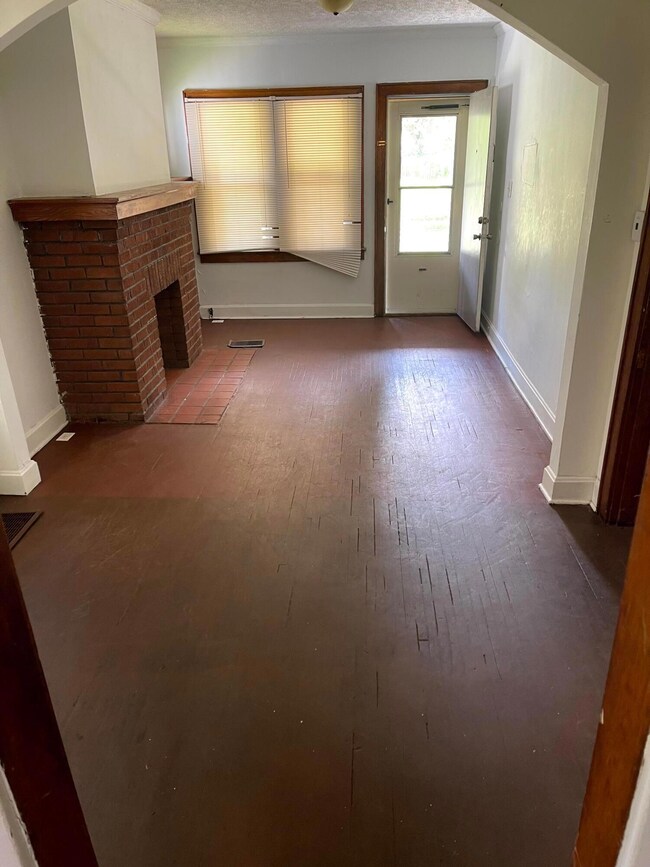 1372 Aberdeen livingroom