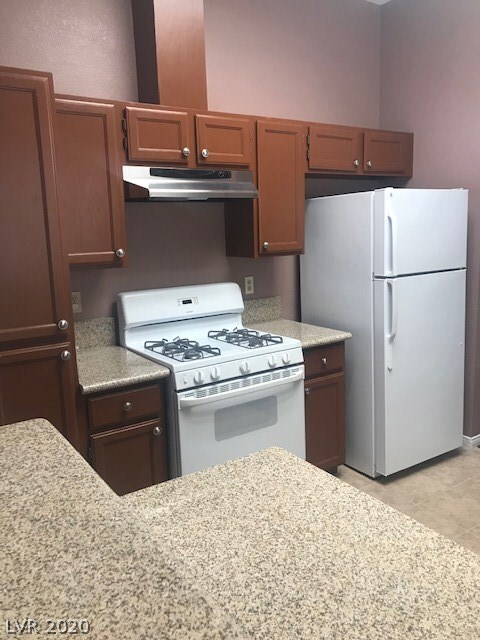 9725 Biscayne Ln, Las Vegas, NV 89117 - photo 2