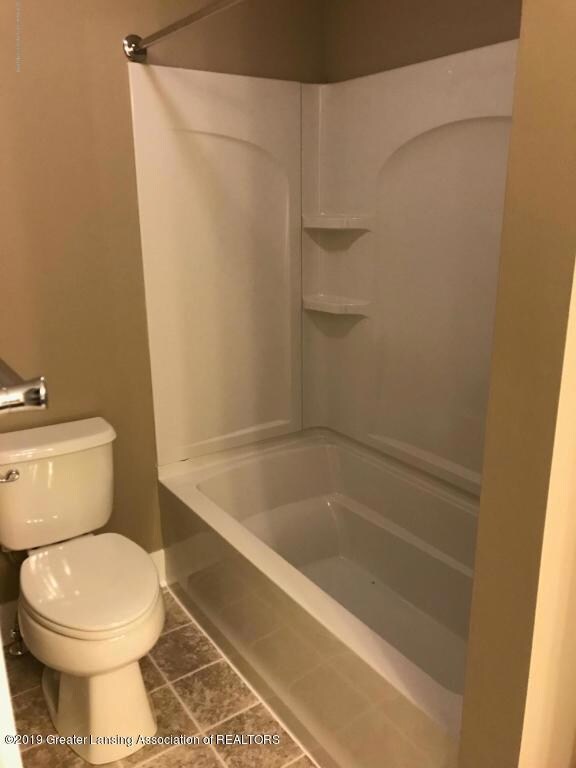 354 Barrington Cir unit 43, Lansing, MI 48917 - photo 5