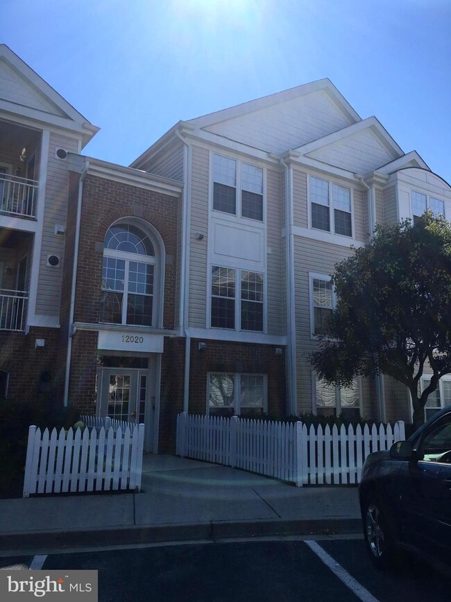 12020 Amber Ridge Cir unit 303B, Germantown, MD 20876 - photo 2