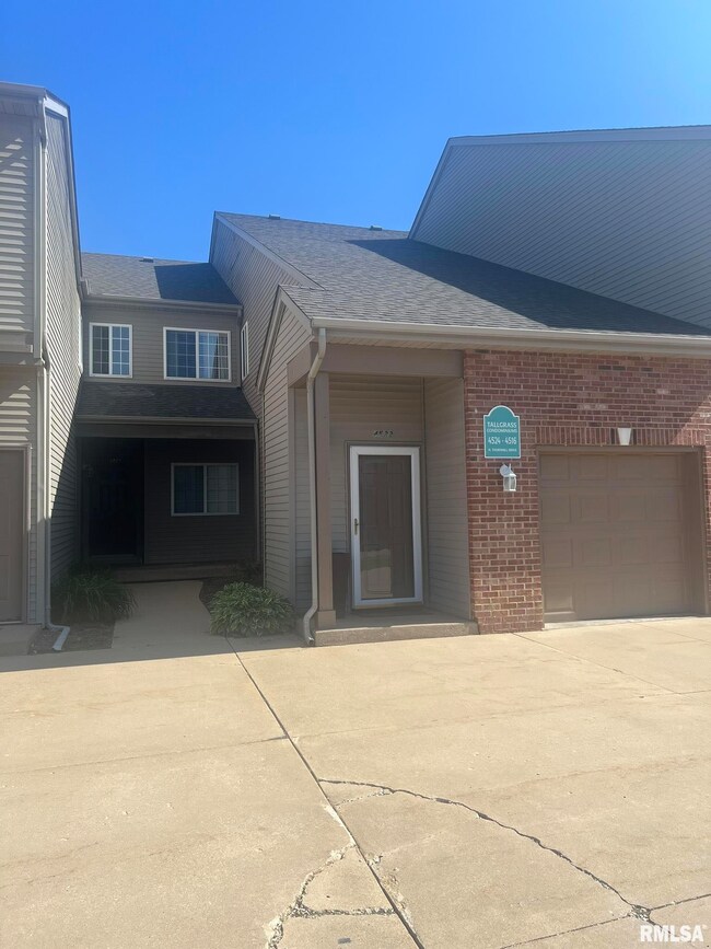 4524 N Thornhill Dr, Peoria, IL 61615 - photo 2