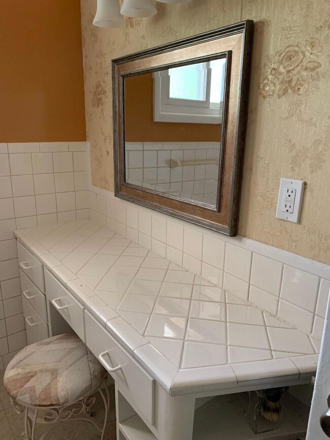 Bath dressing table