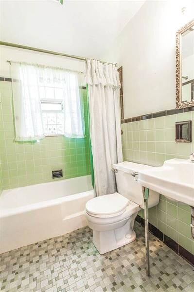 The Full Bath is very clean and in great condition