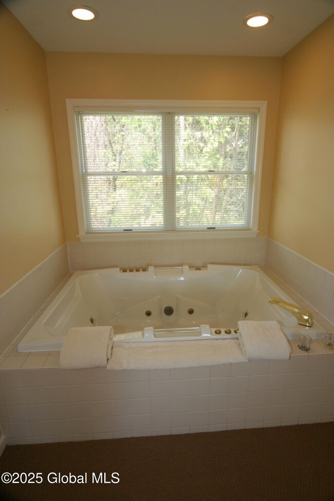 16tub primary bedrom