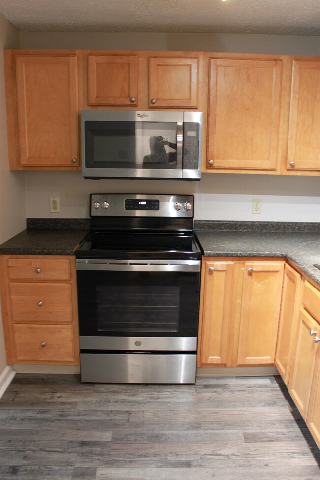 525 Calef Rd unit 28, Manchester, NH 03103 - photo 3