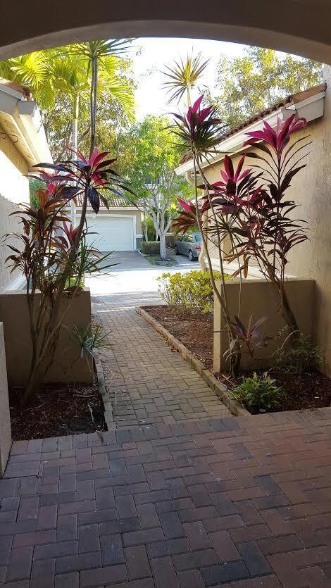 2122 Oakmont Dr, Riviera Beach, FL 33404 - photo 2