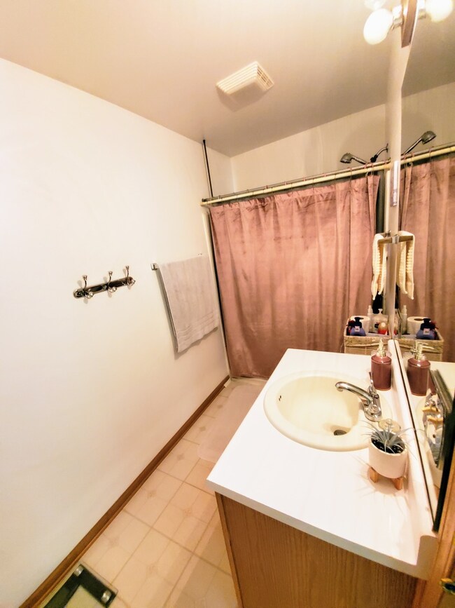 970 N Commonwealth Ave, Aurora, IL 60506 - photo 5