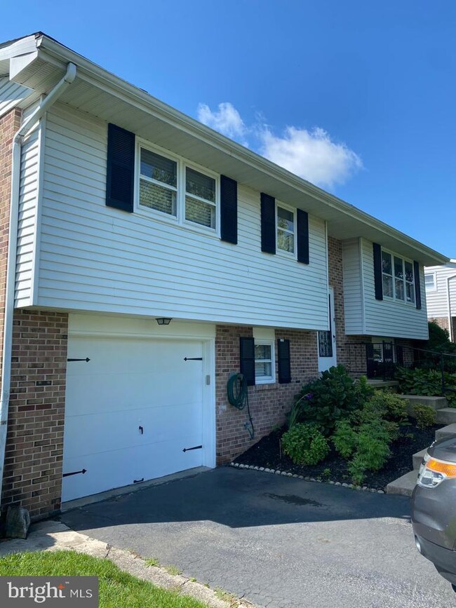 608 Beach St, Reading, PA 19605 - photo 2