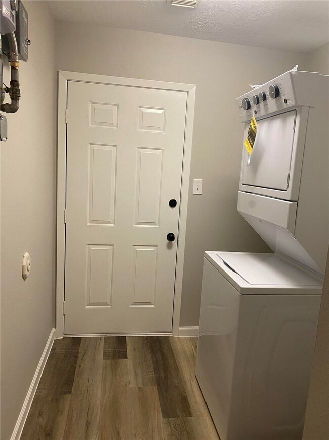 615 S Cherry St, Tomball, TX 77375 - photo 6