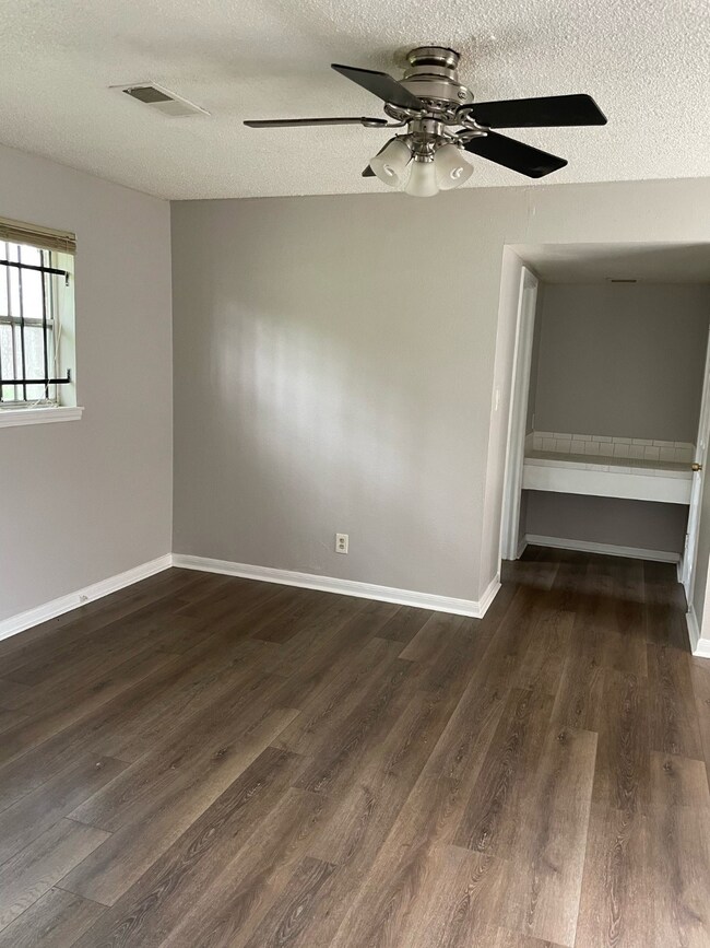 8917 Bertwood St, Houston, TX 77016 - photo 5