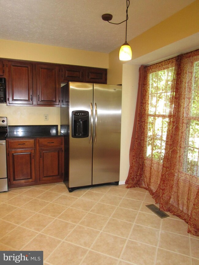 20536 Lowfield Dr, Germantown, MD 20874 - photo 4