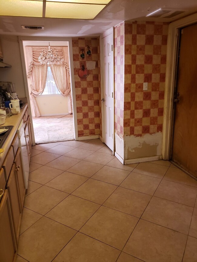 7733 Charlesmont St, Houston, TX 77016 - photo 6