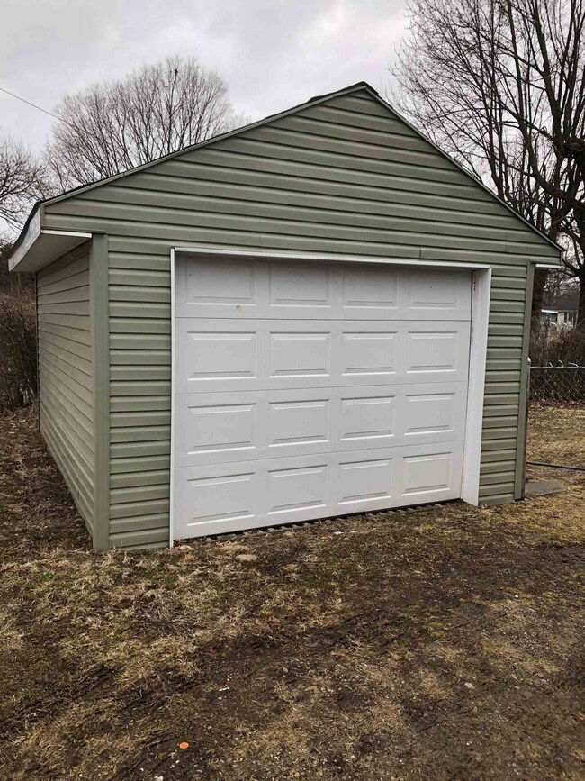 1063 Columbus St, Wabash, IN 46992 - photo 2