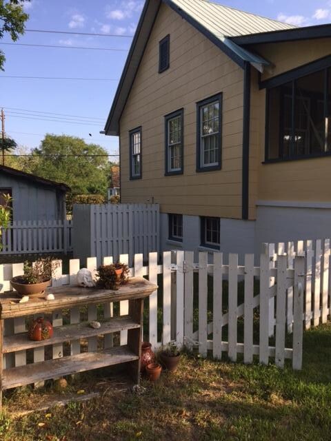 2412 Quarter SE exterior3