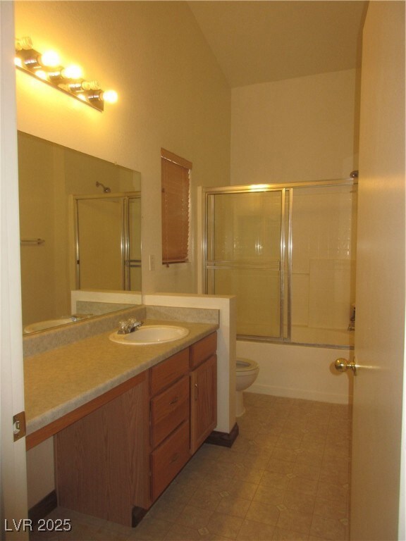 Bathroom with vanity and enclosed tub / shower com