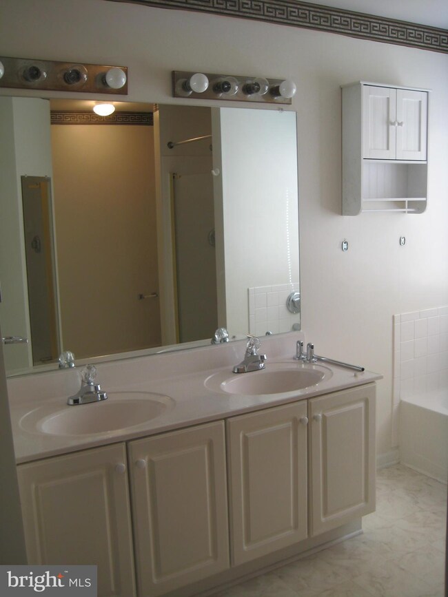 7708 Royal Azalea Ct, Springfield, VA 22153 - photo 7