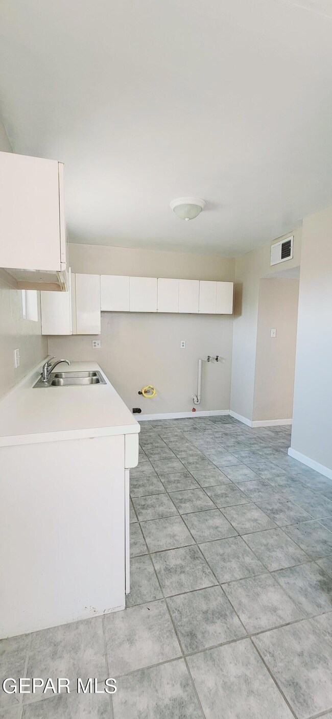 7500 Kingman Dr, El Paso, TX 79915 - photo 4