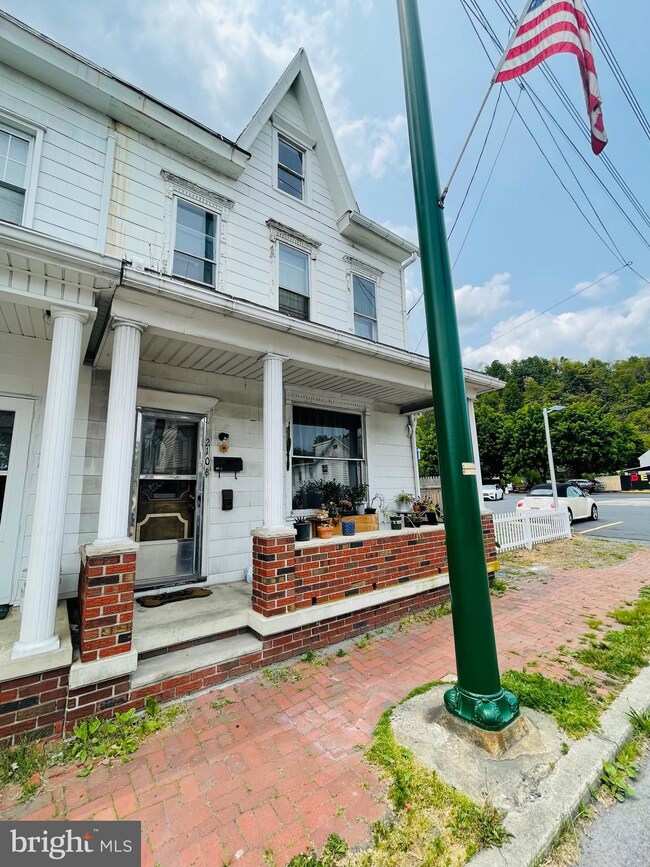 210 N 2nd St, Saint Clair, PA 17970 - photo 4