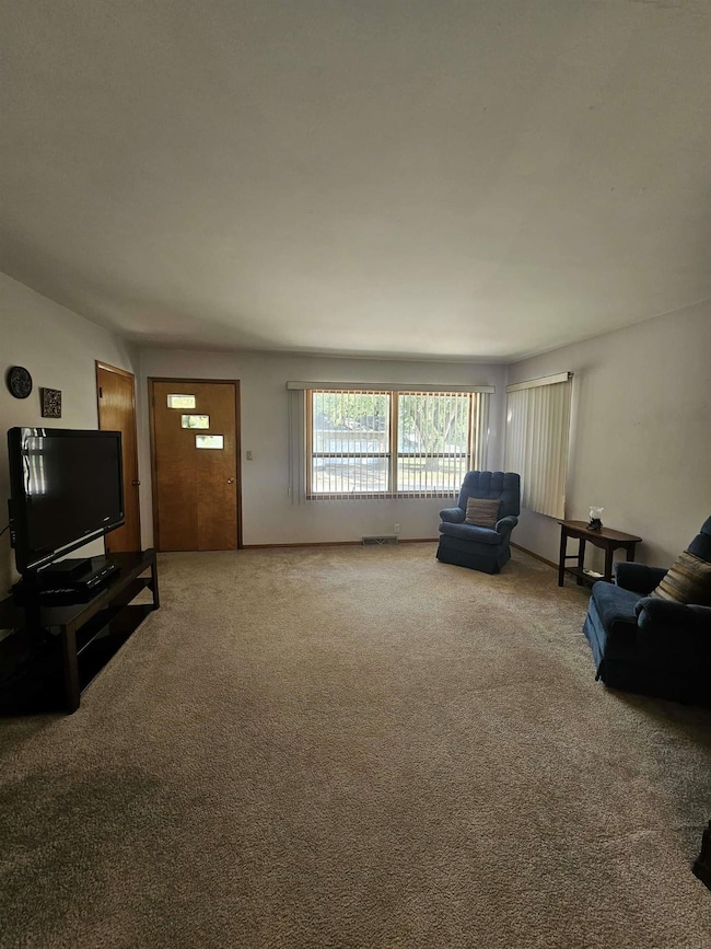 713 9th Ave NW, Independence, IA 50644 - photo 3