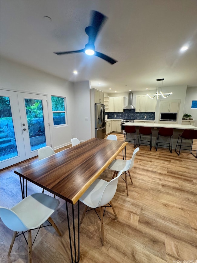 Eat at the table of the large breakfast bar