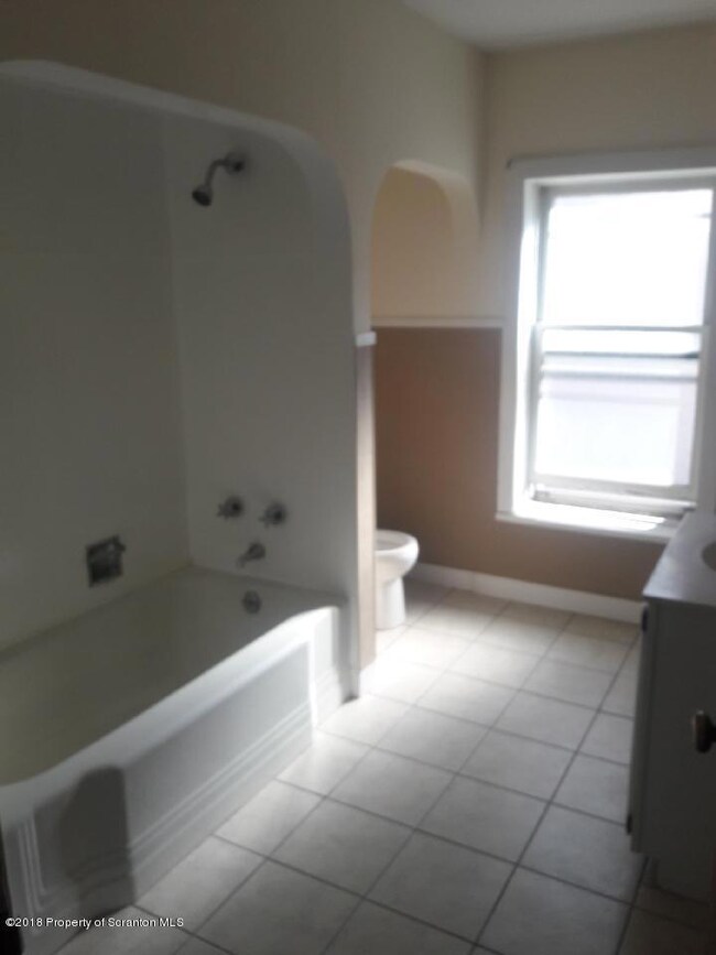 515 E Market Unit 2 St, Scranton, PA 18509 - photo 3