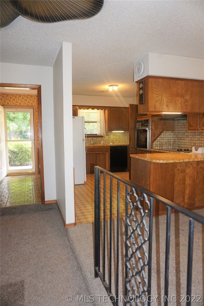 408 Hickory Dr, Henryetta, OK 74437 - photo 7