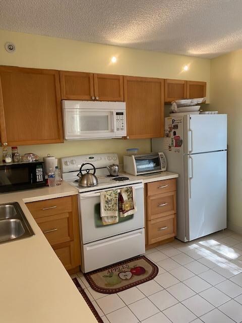 10 Amherst Ct unit C, Royal Palm Beach, FL 33411 - photo 4