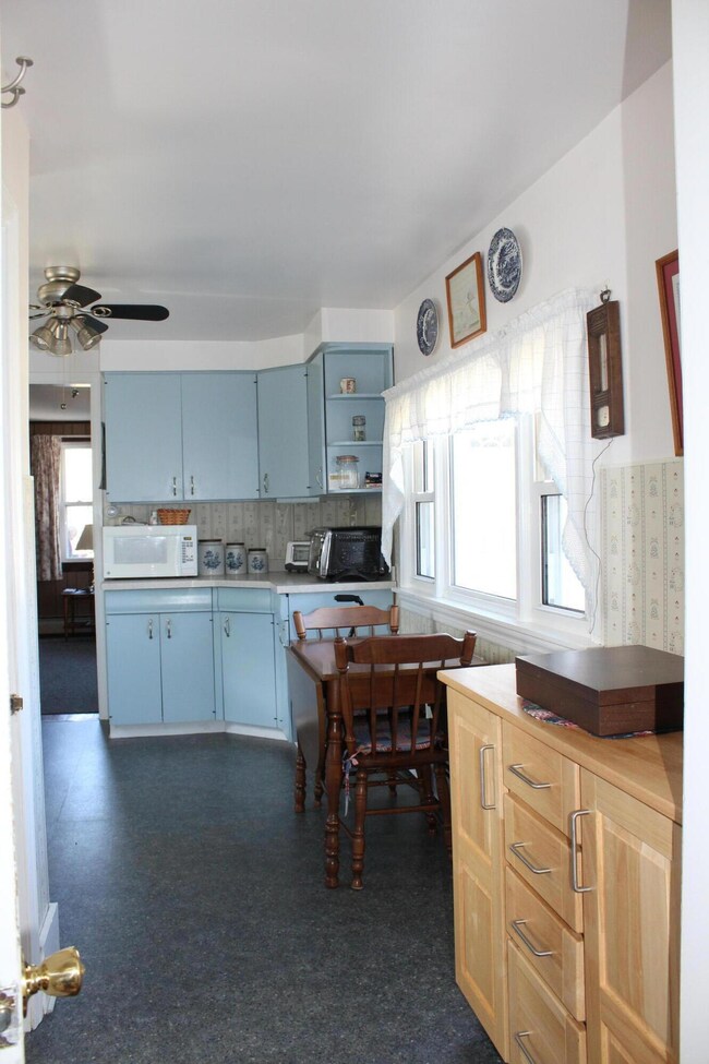 eat-in kitchen