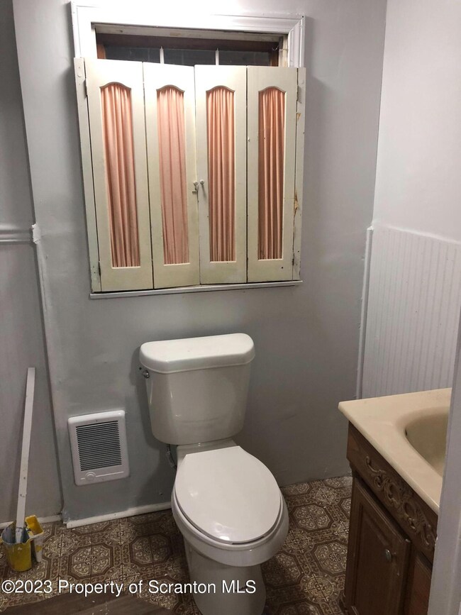 907 Eynon St, Scranton, PA 18504 - photo 6