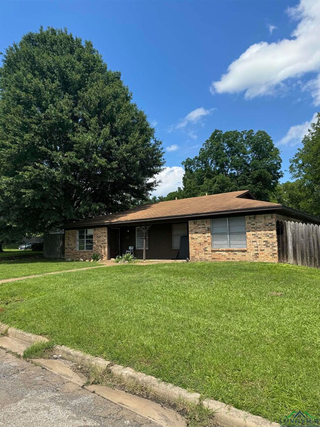 View of front facade featuring a front yard