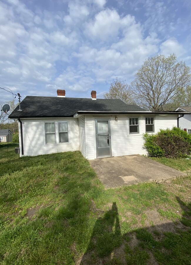 725 Gracey Ave, Clarksville, TN 37040 - photo 2